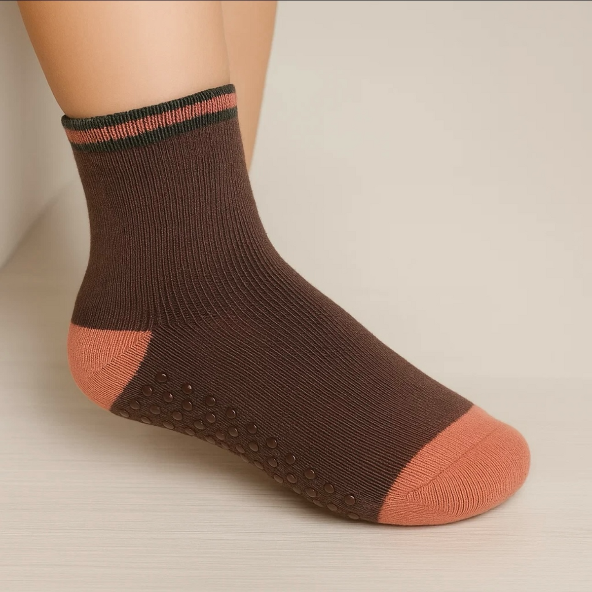 BROWN STRIP ANTI SLIP SOCKS